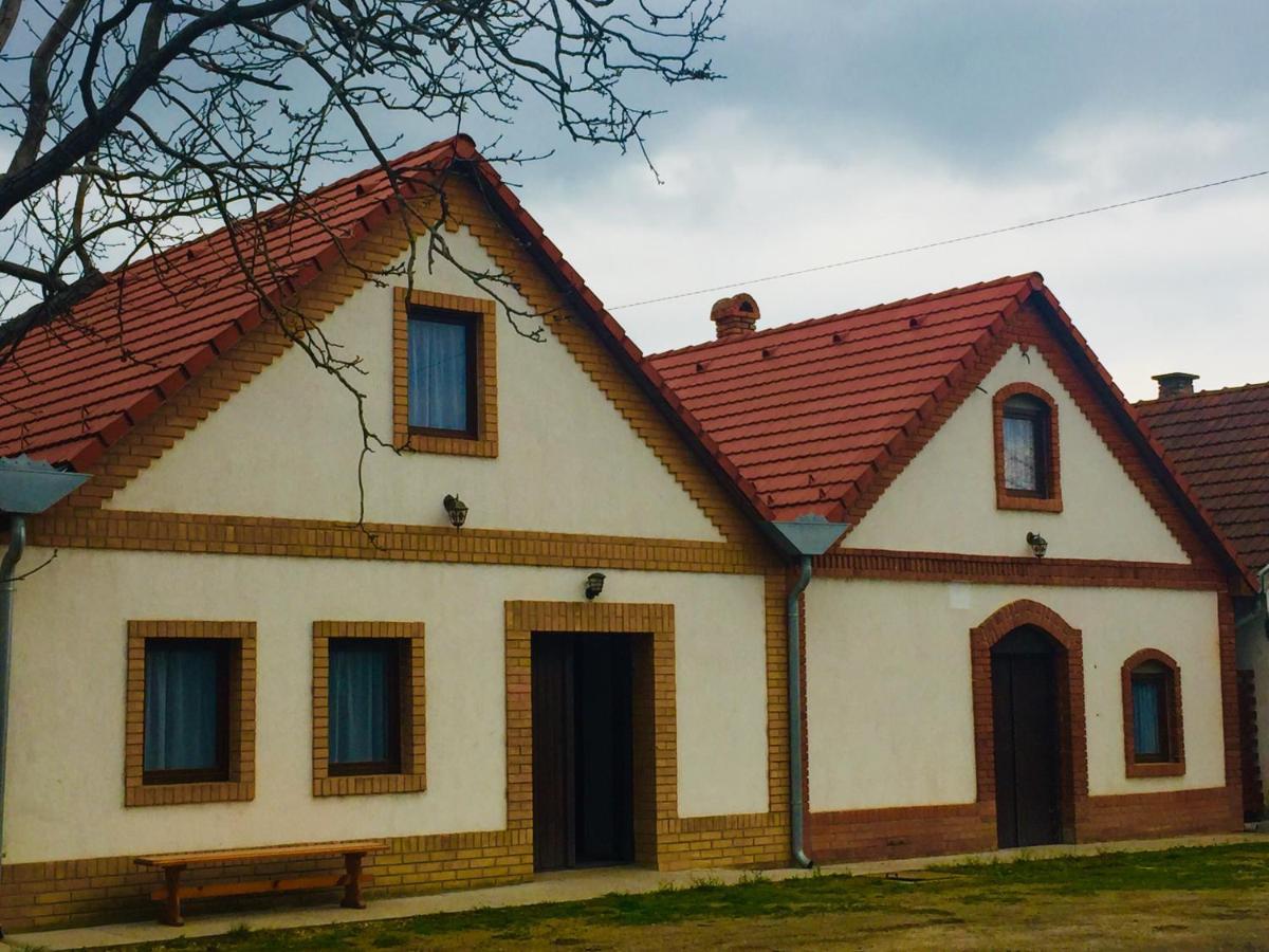 Takács Pince apartman Hajos Esterno foto